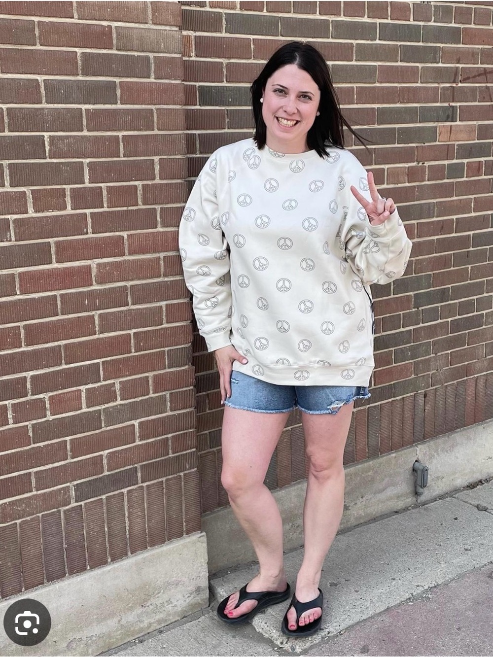 ✌🏻Brunette the Label Peace Sign Crew